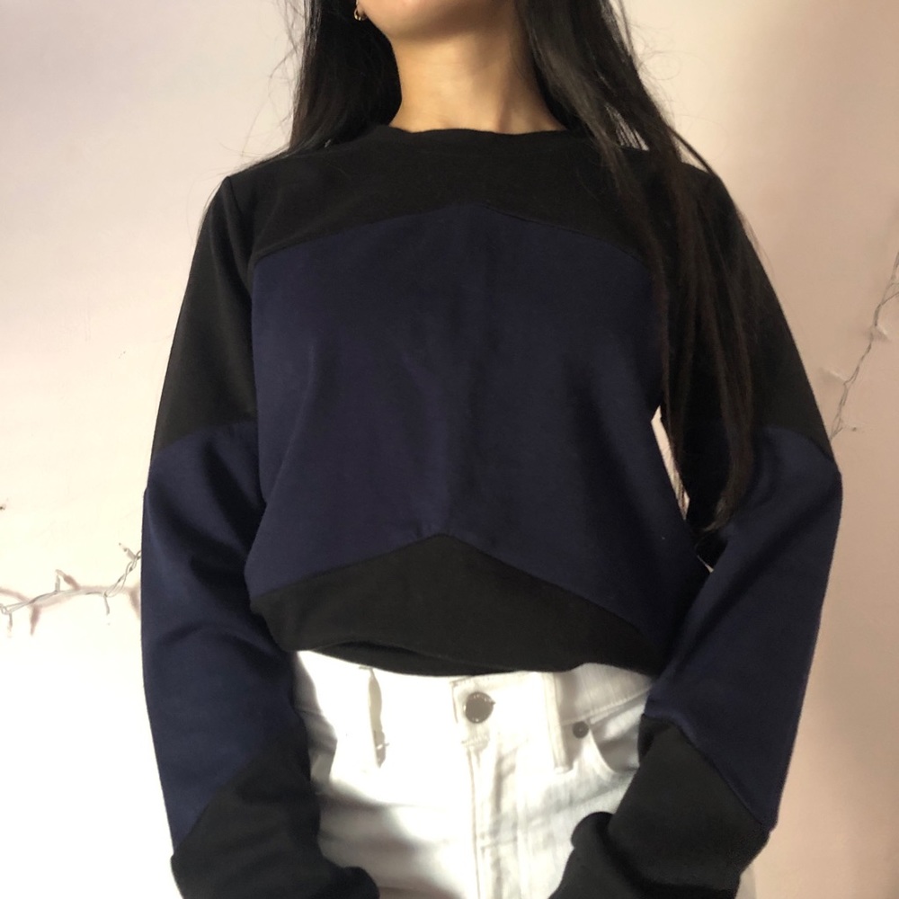 GAP NAVY AND BLACK CHEVRON SWEATER
